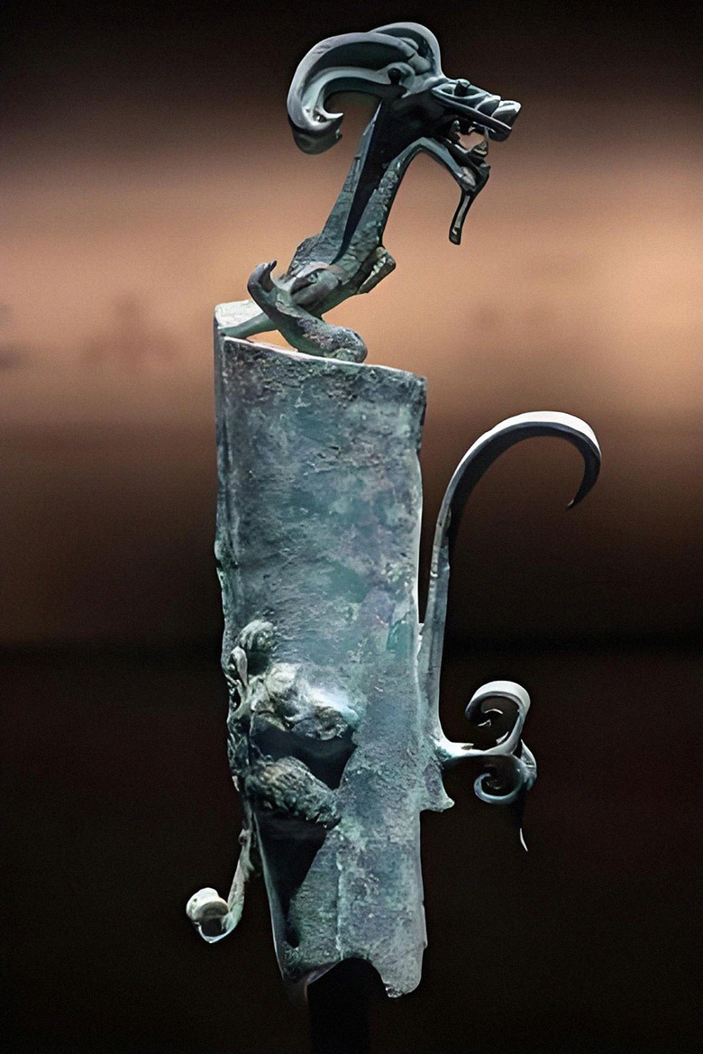 青铜龙柱形器.png